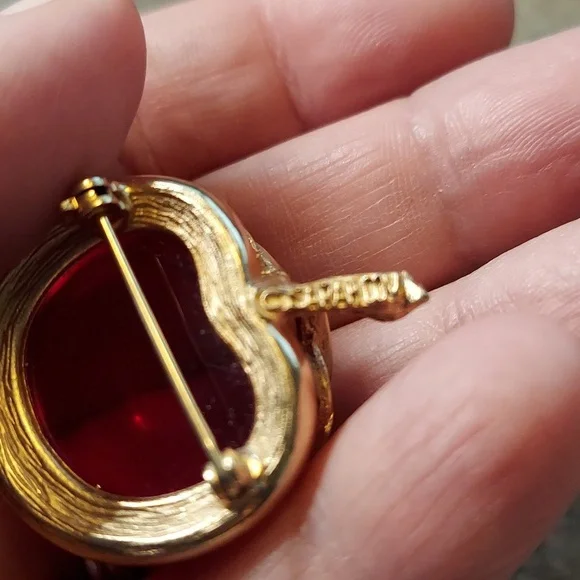 SOLD Vintage Signed Sarah Coventry Lucite Magenta & Goldtone Apple Brooch Pin - Picture 4 of 10